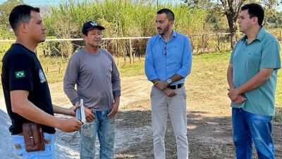 Imagem da notícia Prefeito Delegado Murilo acompanha entrega de calcário a agricultores do Assentamento Santa Maria, em Pedro Gomes
